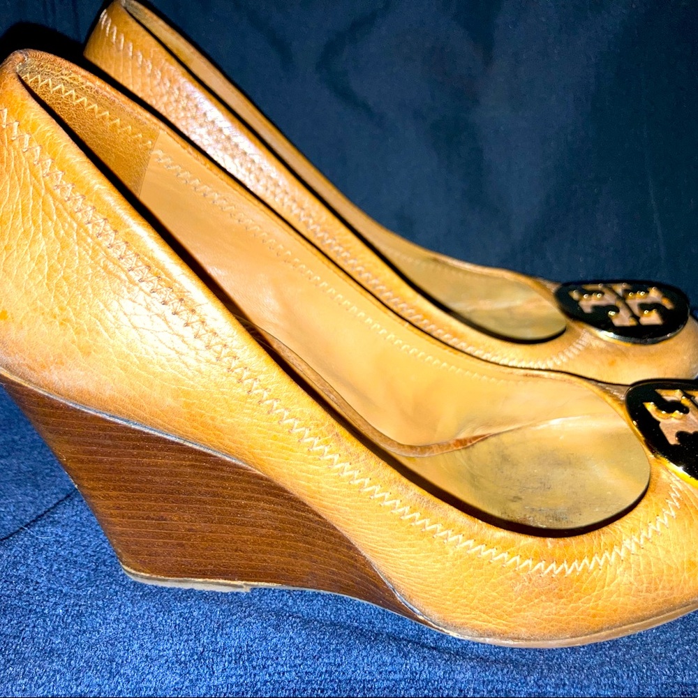 Tory Burch size 7.5 tan wedge shoes. Gold logo